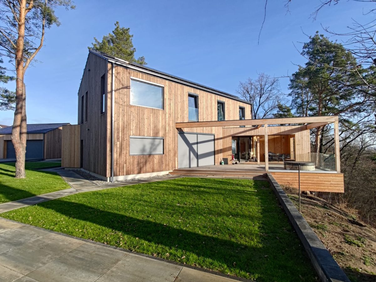 Budynek powstał w Polsce - na Opolszczyźnie, nieopodal Nysy, w wyjątkowo pięknych okolicznościach przyrody.