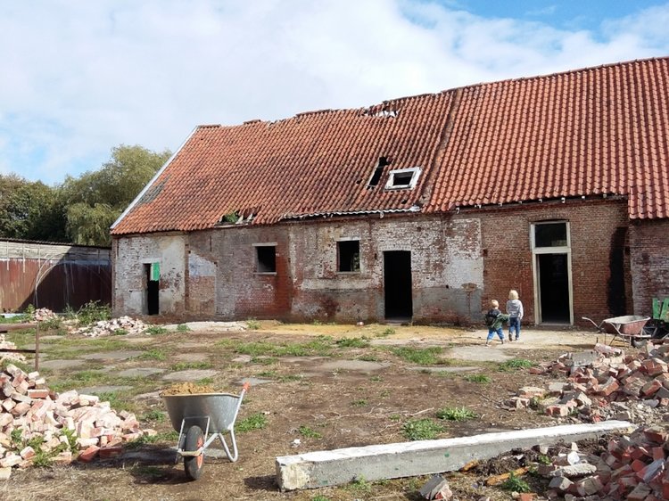 Wyraźna interwencja architektoniczna ujawnia ukryty potencjał zrujnowanej farmy