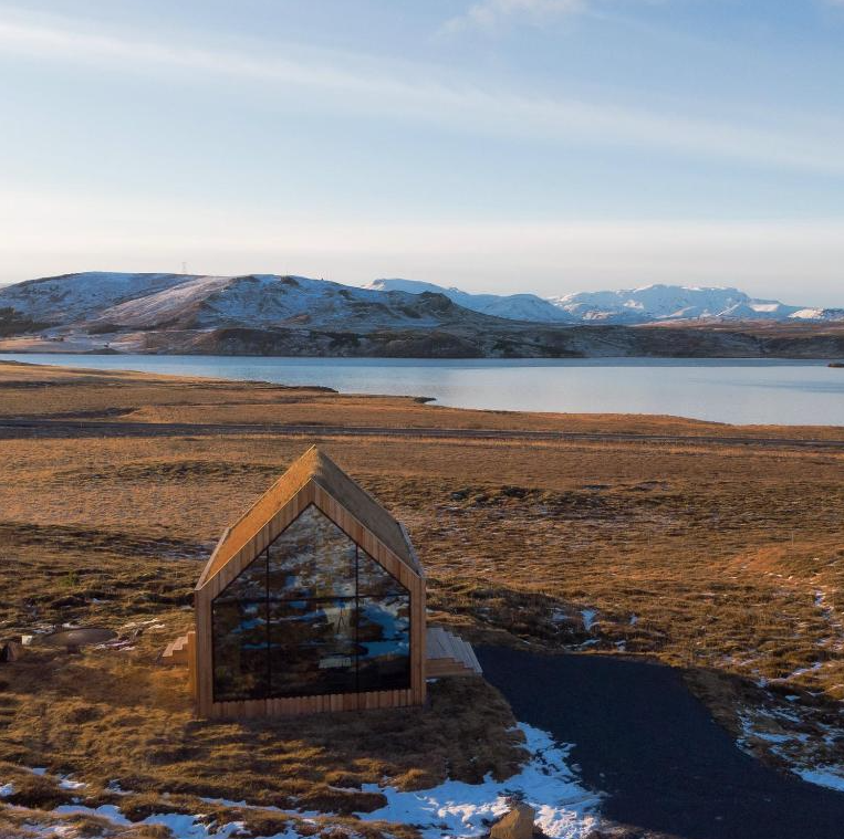 Iceland Lakeview Retreat