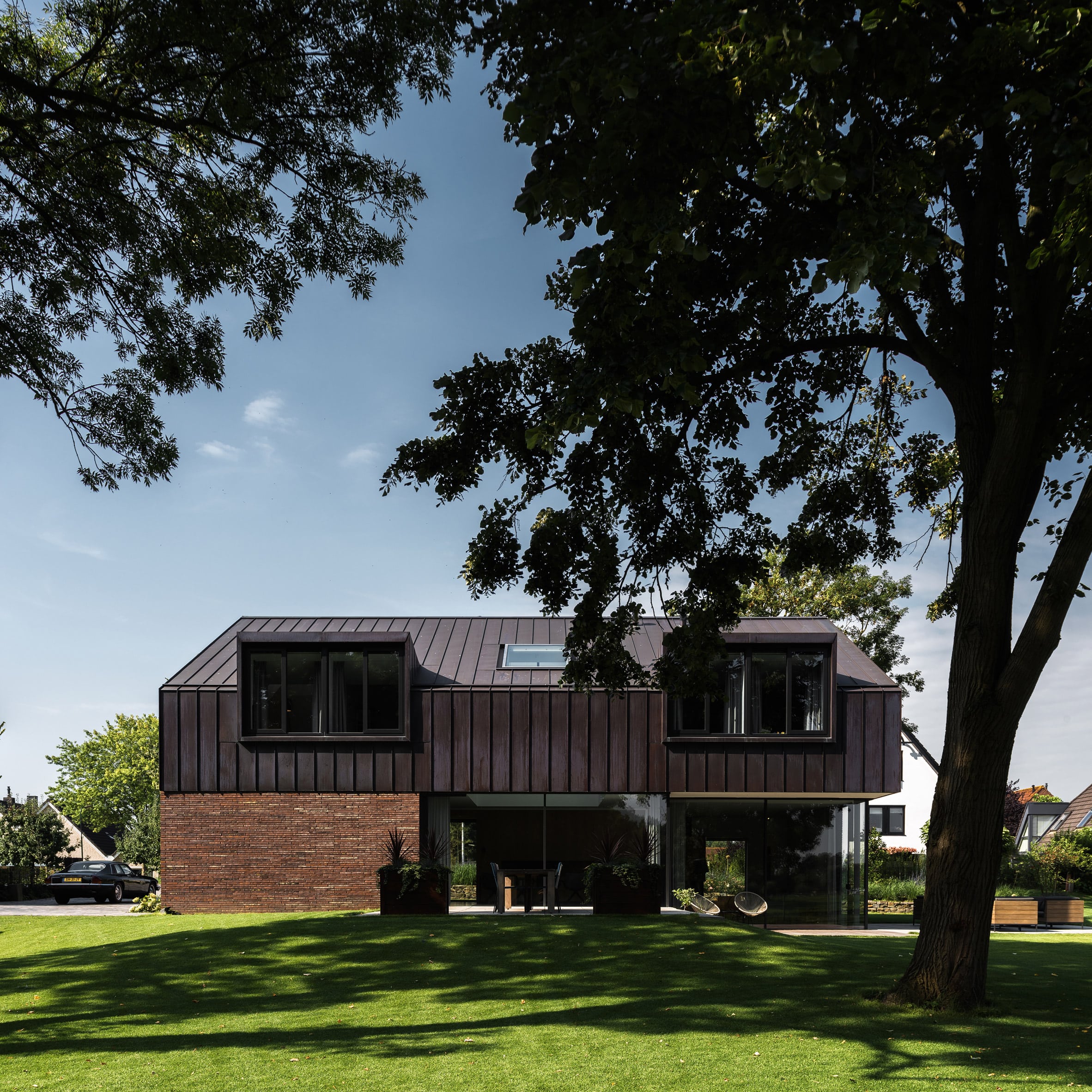 nowoczesna bryła nad brzegiem rzeki by EVA Architecten in IJsselstein