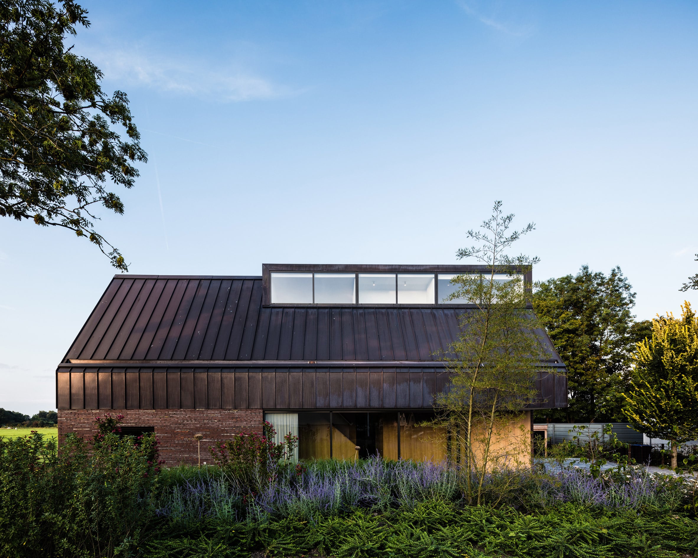 nowoczesna bryła nad brzegiem rzeki by EVA Architecten in IJsselstein