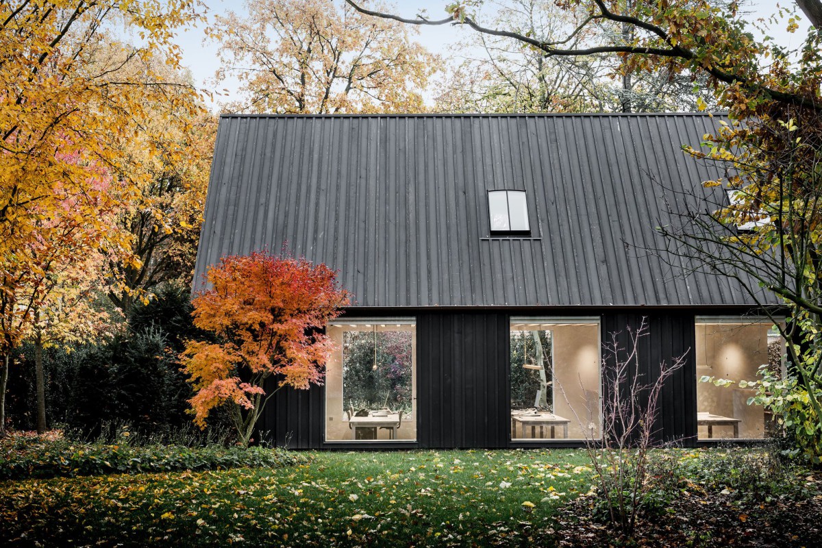 Renowacja upadającego domu o nazwie "Kapelanie" by AIDarchitecten in Belgia