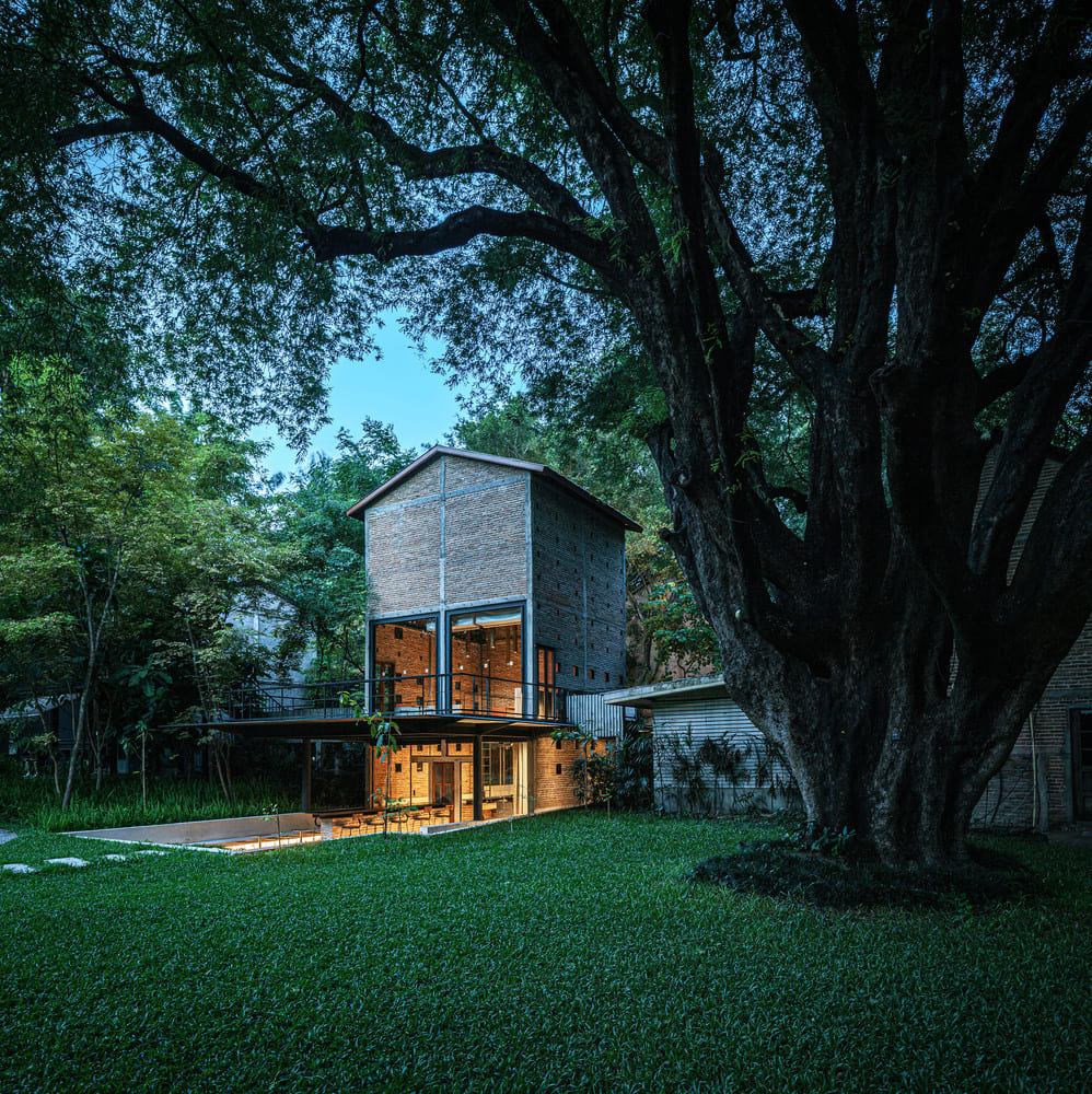 Kaomai Tea Barn, zrewitalizowany zakład tytoniu by PAVA architects in Tajlandia