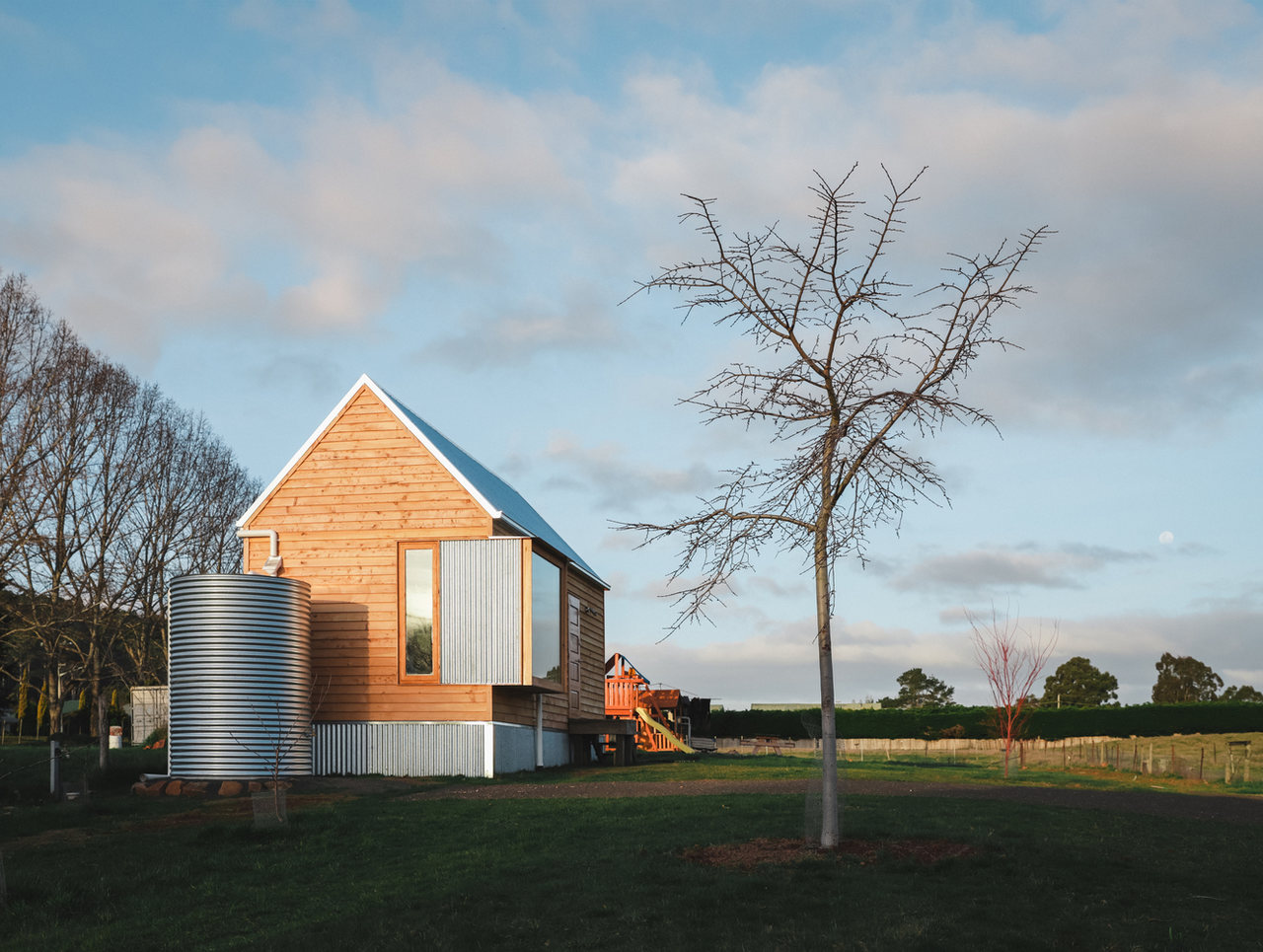 Tasmański dom o powierzchni zaledwie 26 m² by Atelier Jiri Lev in Tasmania