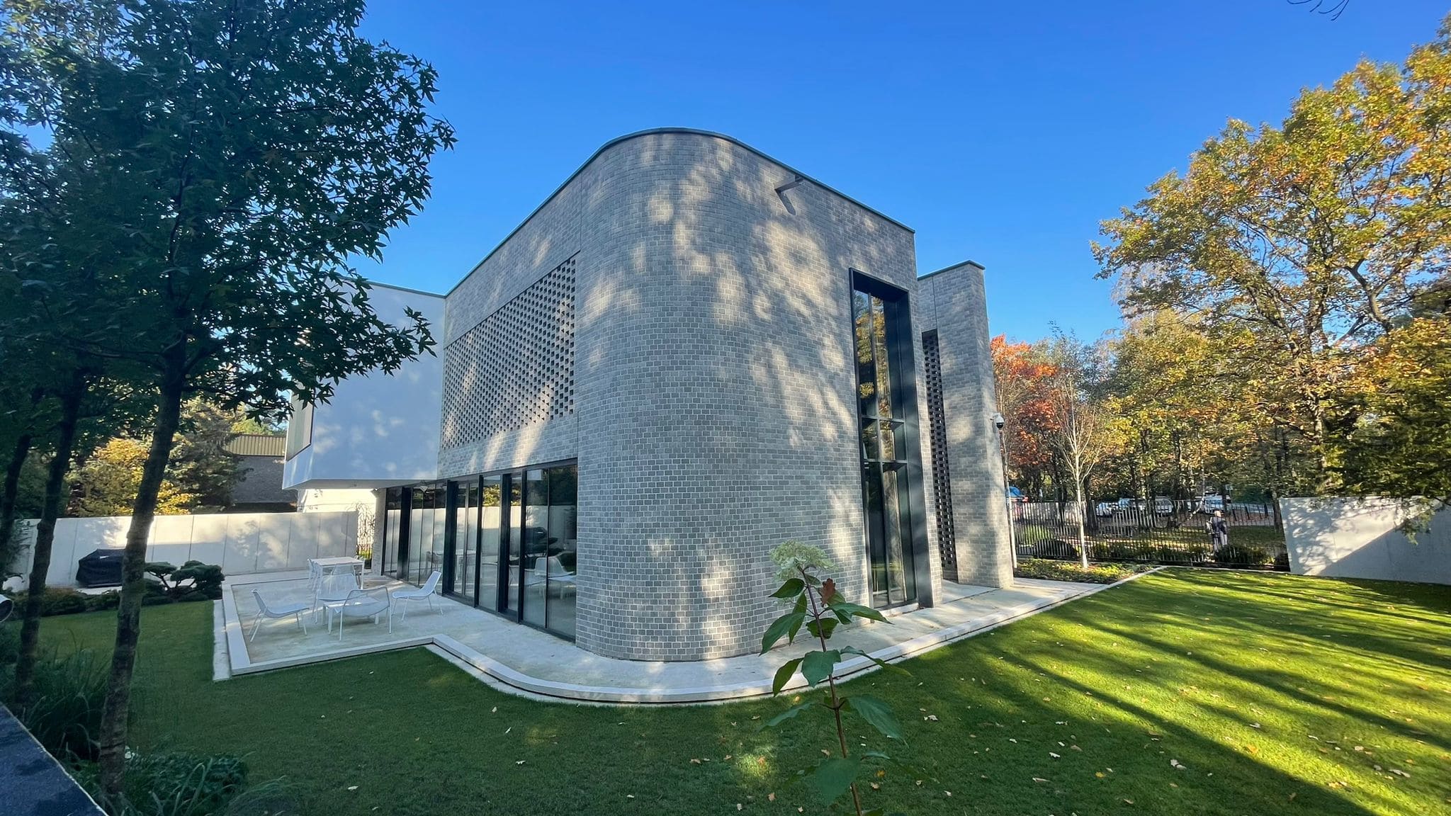 Modernistyczny budynek w sercu Śląska by Multiko Architektura Okien in Katowice