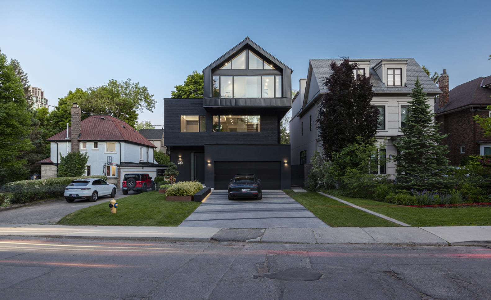 Dom w zabudowie szeregowej by Atelier RZLBD in Toronto