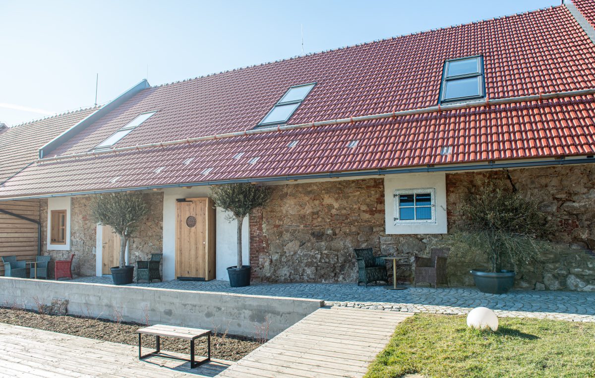 okna dachowe łazienkowe folnet velux Hotel w Staré Hutě, Republika Czeska Architekt: Luděk Del Maschio Fotograf: Royal Pictures s.r.o.