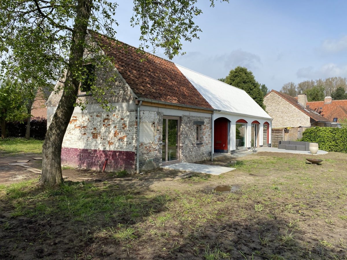 Arch. Atelier Tom Vanhee rekonstrukcja zniszczonej STODOŁY